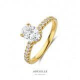 AR9018A
Ring YG solitaire 4 griffen oval 1ct + 0.24ct sidestones LGD with certificate