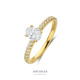 AR9016A
Ring YG solitaire 4 griffen oval 0.50ct + 0.19ct sidestones LGD